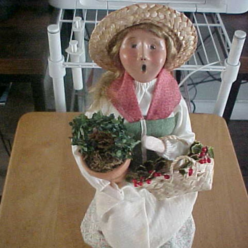 Byers Choice Caroling Williamsburg Colonial Lady Gardener Topiary Wreath 2001